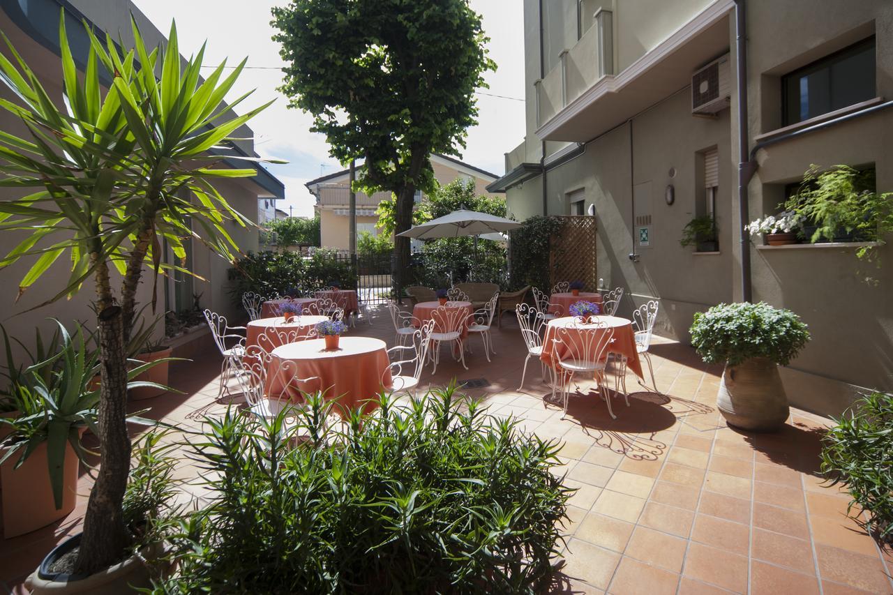 Residence Il Capodoglio Римини Экстерьер фото